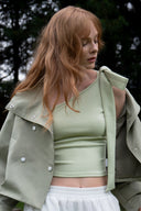 Top asimetrico detalle moño hombro